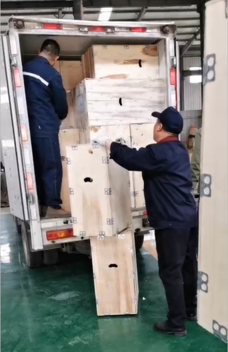 山東礦安40臺(tái)氣動(dòng)隔膜泵裝車發(fā)貨