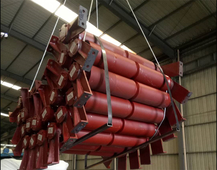 山東礦安機(jī)電一批給煤機(jī)滾筒及托輥裝車(chē)發(fā)貨