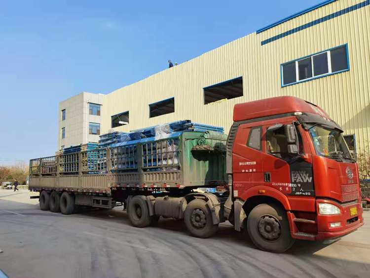 山東礦安機(jī)電一批礦用無(wú)壓風(fēng)門和給煤機(jī)配件發(fā)往神華寧媒集團(tuán)