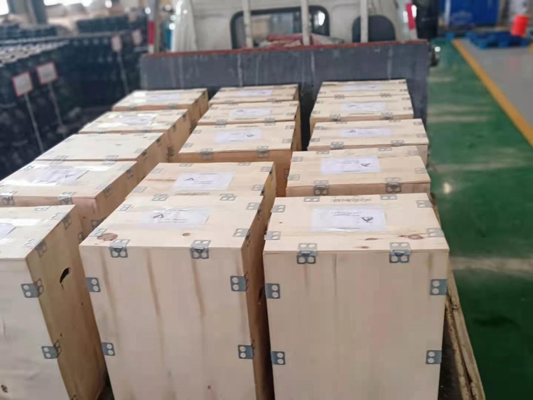 山東礦安機(jī)電一批氣動(dòng)隔膜泵裝車(chē)發(fā)貨