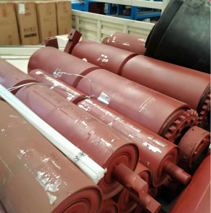 我公司一批給煤機(jī)配件在倉庫裝車發(fā)貨