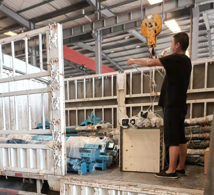 一批無(wú)壓風(fēng)門在山東礦安生產(chǎn)車間生產(chǎn)完成，裝車發(fā)貨