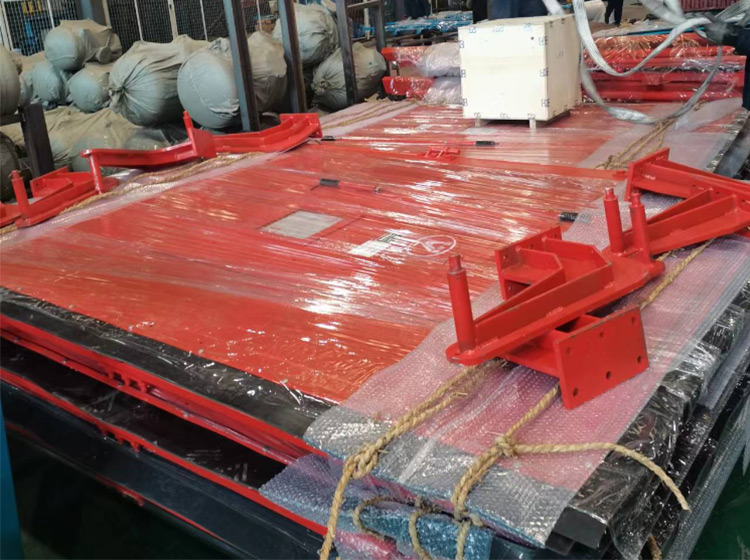 山東礦安機(jī)電生產(chǎn)的一批無(wú)壓風(fēng)門裝車發(fā)貨