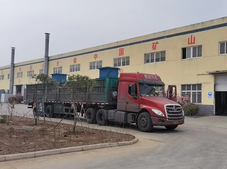 山東礦安機電自主研發(fā)生產的兩臺液壓甲帶給料機發(fā)往山西