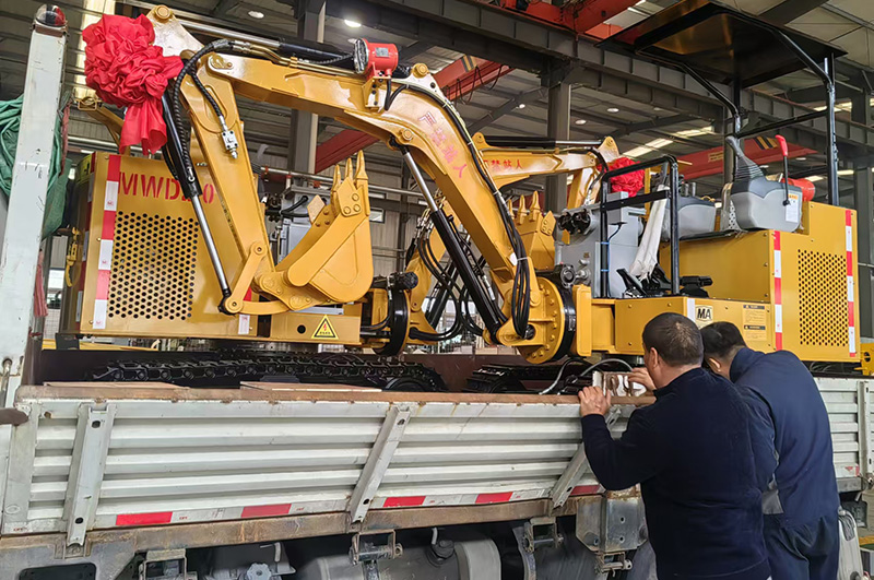 山東礦安機(jī)電生產(chǎn)的兩臺(tái)小型挖掘機(jī)裝車發(fā)貨