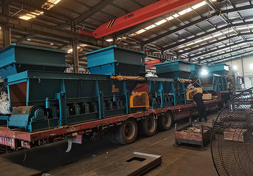 山東礦安機(jī)電有限公司生產(chǎn)的12臺(tái)液壓帶式給料機(jī)啟運(yùn)