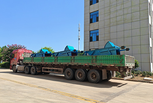 山東礦安機(jī)電生產(chǎn)的三臺(tái)往復(fù)式給煤機(jī)裝車(chē)發(fā)貨